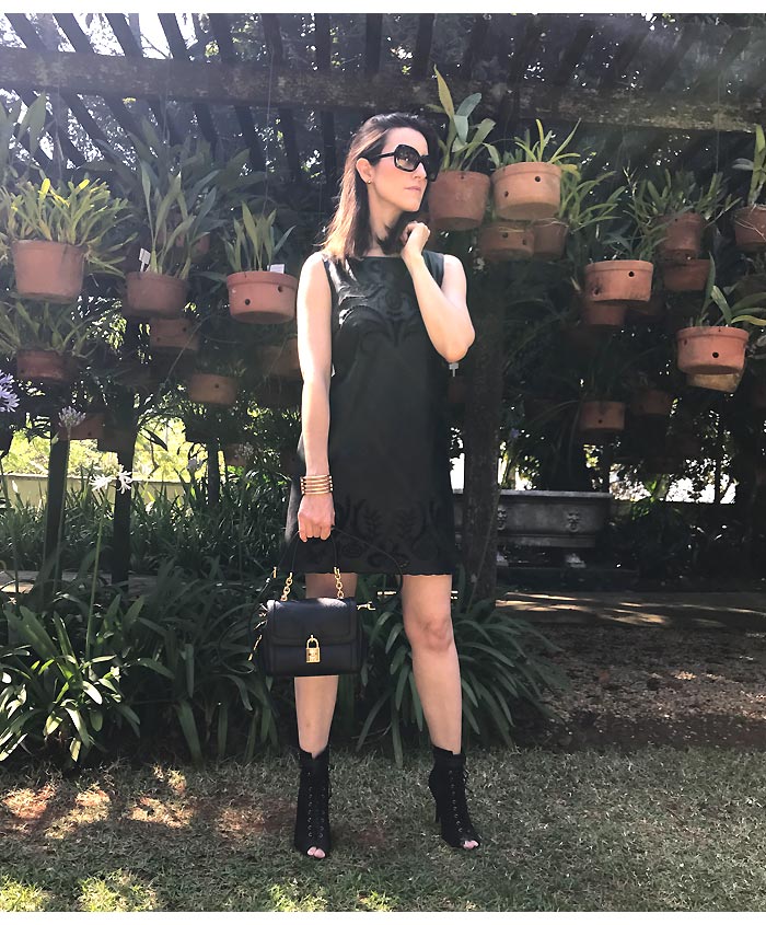 vestido couro com tenis