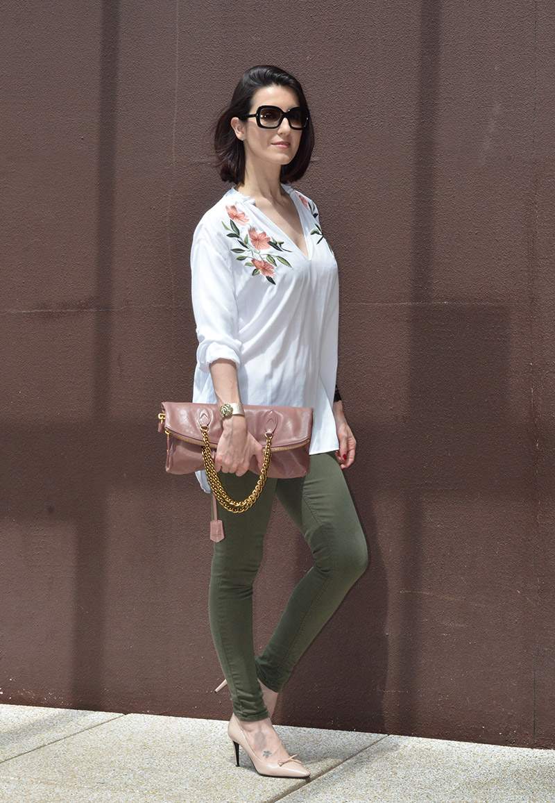 Look do Dia | Túnica floral e calça verde militar