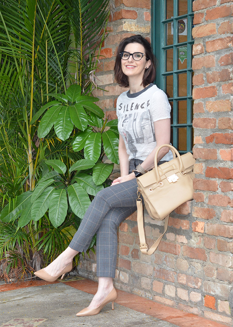 Look do dia clarinho com xadrez Príncipe de Gales camiseta podrinha.