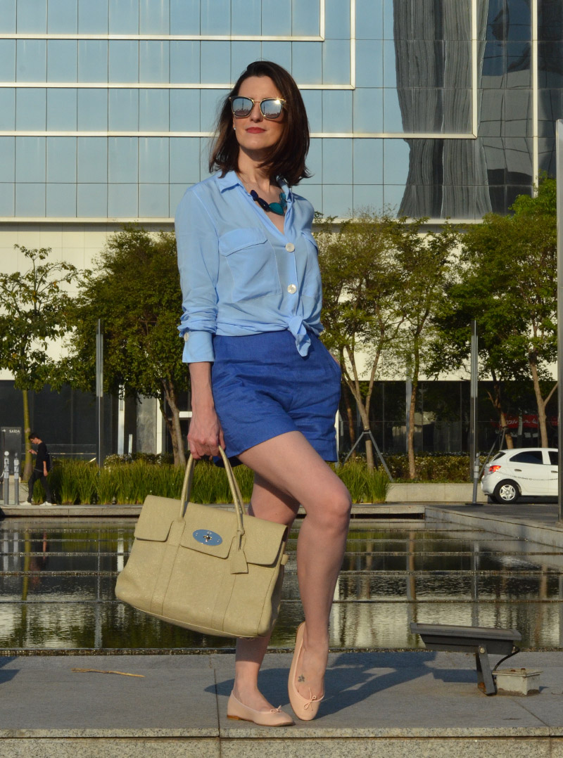 Um look todo azul | Camisa, shorts de linho e sapatilha