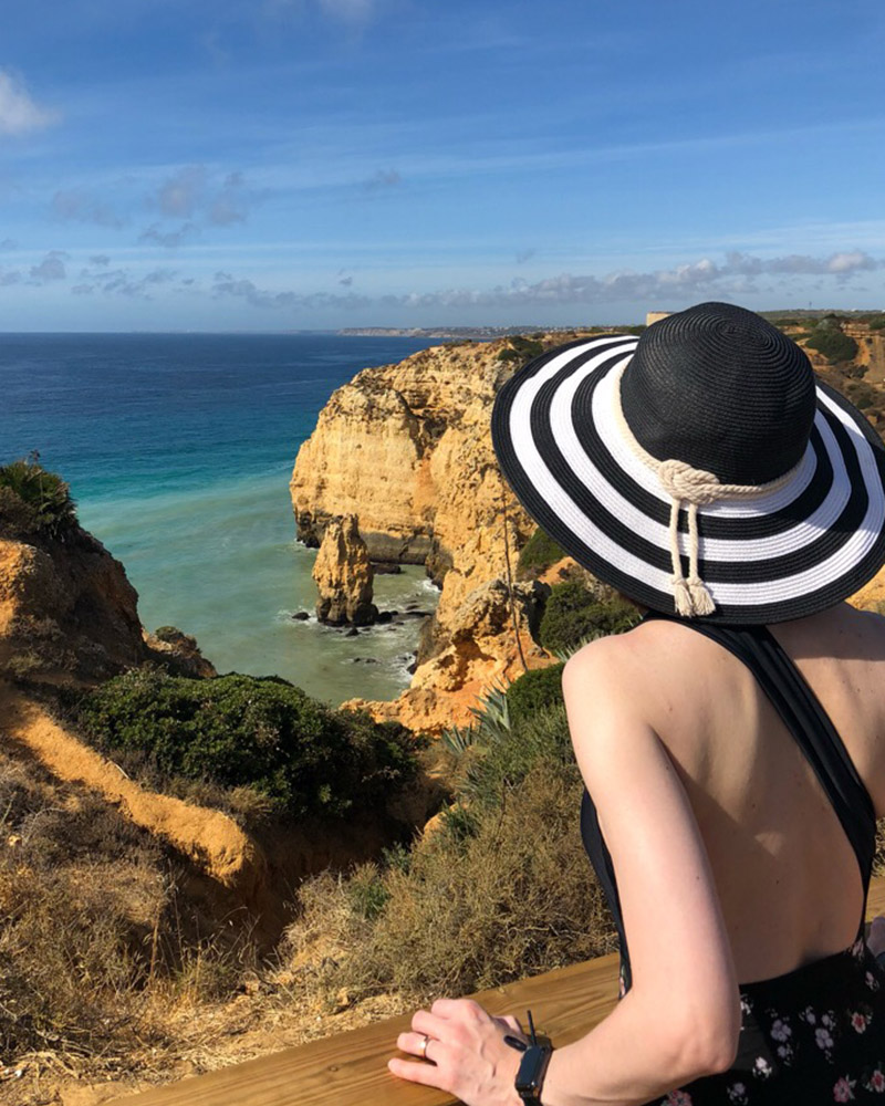 Look do Dia | Maiô de um ombro da praia para o passeio na cidade