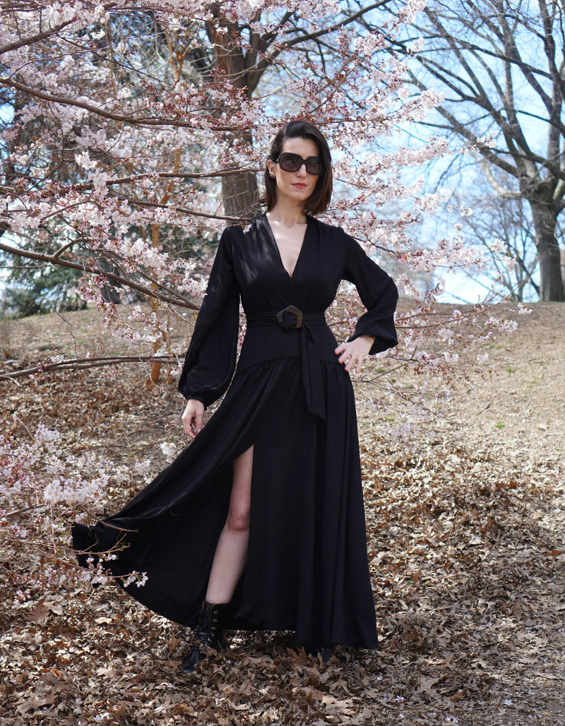 Vestido longo e coturno em um passeio lindo pelo Central Park na primavera