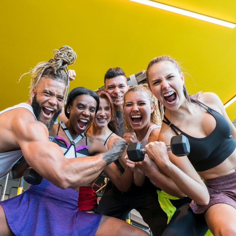galera adulta curtindo a vibe pós treino