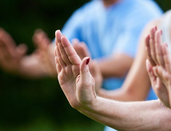 Pessoas fazendo Qi Gong no parque