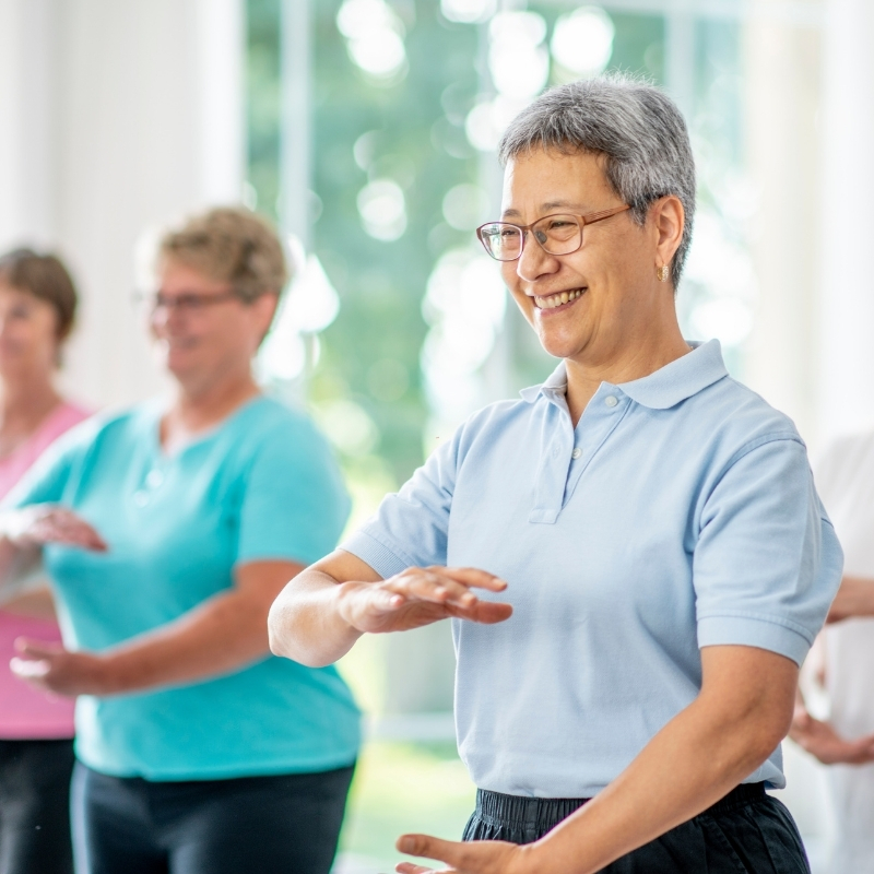 Pessoas fazendo exercício de Qi Gong