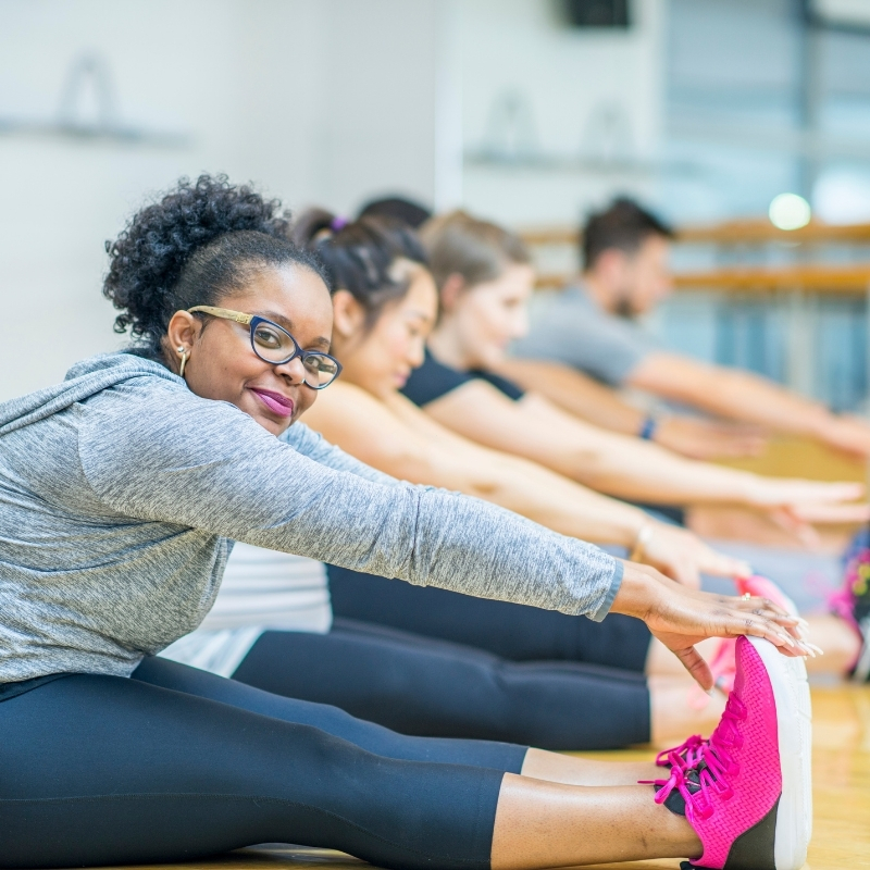 Mulheres em aula de alongamento